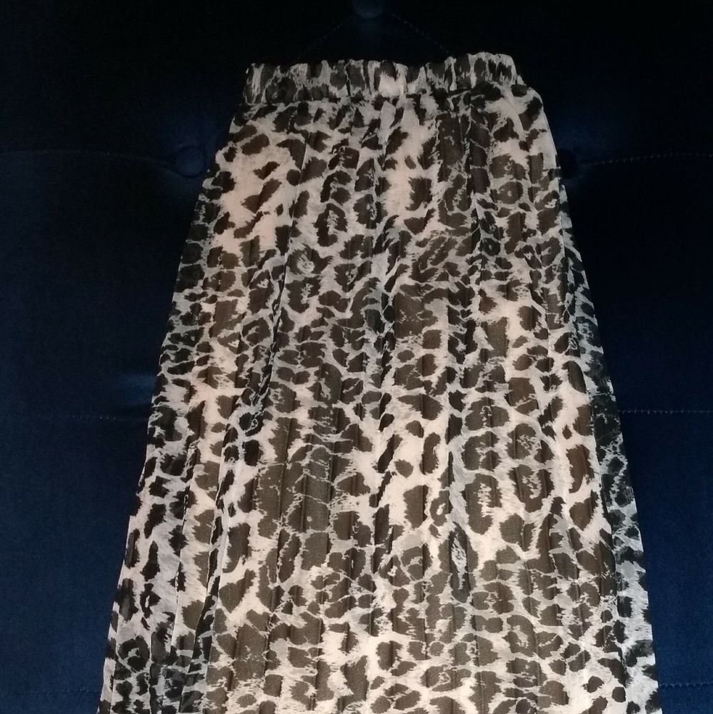 Pleated, Leopard Print Handkerchief-Cut Midi-Skirt - Picture 14 of 16